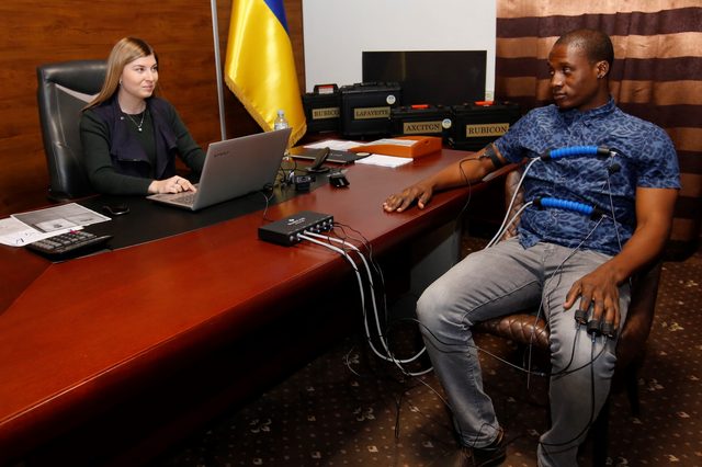 Перевірка кандидата на поліграфі перед прийомом на роботу